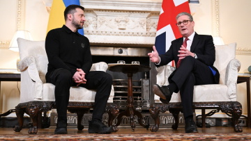 Θερμή υποδοχή Ζελένσκι στην Ντάουνινγκ Στριτ: Θα σταθούμε δίπλα σας είπε ο Στάρμερ, υπολογίζουμε στη στήριξη σας απάντησε ο Ουκρανός πρόεδρος