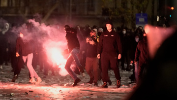 Πεδίο μάχης επί τρεις ώρες το Σύνταγμα μετά το συλλαλητήριο για τα Τέμπη - Επεισόδια και στη Θεσσαλονίκη