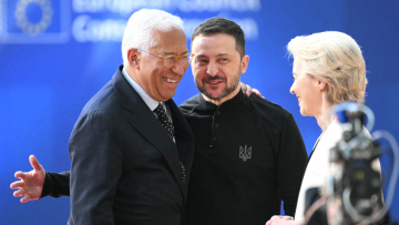 Politico: Μόλις 15 λεπτά μίλησαν οι Ευρωπαίοι για την Ουκρανία - Ο Ζελένσκι πήρε… χαμόγελα, αγκαλιές αλλά όχι δεσμεύσεις