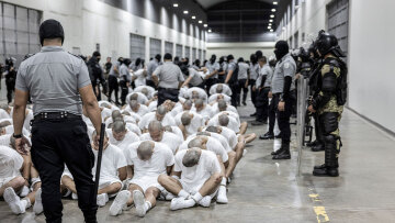 Στη χειρότερη φυλακή του κόσμου οι «γκάνγκστερ» της Βενεζουέλας που απέλασε ο Τραμπ - 70 άτομα σε ένα κελί, δείτε βίντεο 