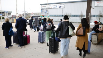 Πρώτη θέση στην... ταλαιπωρία: Επιβάτες περιγράφουν την «Οδύσσειά» τους μετά το μπλακ άουτ στο Χίθροου, «μας φέρθηκαν θλιβερά»