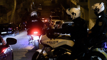 Ανήλικοι σε μηχανάκι εμβόλισαν μηχανές της ΔΙΑΣ στο Αιγάλεω και τραυμάτισαν αστυνομικό