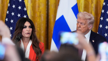 Ο Τραμπ υποδέχτηκε την ομογένεια για την 25η Μαρτίου: «Οι Έλληνες τα πάνε καλά» - Με τον Τραμπ θα κοιμάστε ήσυχοι τα βράδια, δήλωσε η Γκίλφοϊλ