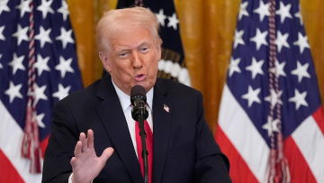 Ο Τραμπ ανακοίνωσε δασμούς 25% σε όλα τα αυτοκίνητα που δεν κατασκευάζονται στις ΗΠΑ