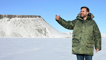 Ο Τραμπ θέλει τη Γροιλανδία και ο Βανς του λέει... «εδώ κάνει ψοφόκρυο»