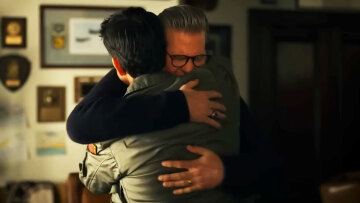 Όταν ο Τομ Κρουζ δάκρυσε για τον Βαλ Κίλμερ - Το «Top Gun», η κινηματογραφική αγκαλιά, η αληθινή φιλία και η τέχνη που... αντέγραψε τη ζωή