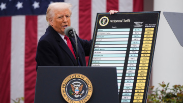 Δασμοί-σοκ από τον Τραμπ: 20% σε όλα τα προϊόντα από την ΕΕ, 34% από την Κίνα, 24% από την Ιαπωνία - 25% σε όλα τα εισαγόμενα αυτοκίνητα στις ΗΠΑ 