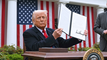 Ο Τραμπ μέσω των δασμών απομονώνει τις ΗΠΑ αλλά ενώνει τον υπόλοιπο πλανήτη 