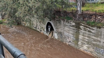 Δύο Γάλλοι τουρίστες αποκλείστηκαν στο ρέμα Προμπονά στα Πατήσια - Απεγκλωβίστηκαν από την Πυροσβεστική, δείτε βίντεο 