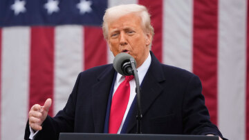 «Κρατάτε γερά, δεν θα είναι εύκολο» λέει ο Τραμπ στους Αμερικανούς - «Είναι μια οικονομική επανάσταση  και θα κερδίσουμε»