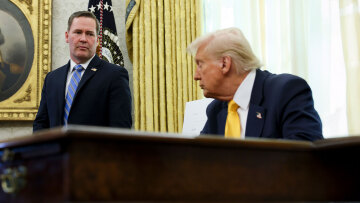 The Guardian: H αυτόματη αποθήκευση του iPhone έβαλε το δημοσιογράφο του Atlantic στην απόρρητη ομαδική συνομιλία για τους Χούθι