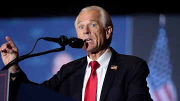 Ο άνθρωπος πίσω από τους δασμούς Τραμπ: Ποιος είναι ο Πίτερ Ναβάρο και γιατί επιτίθεται στον Μασκ