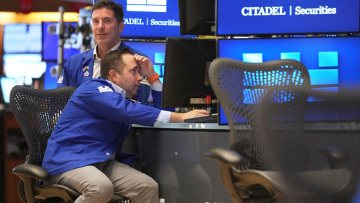 Πάνω που... αναθάρρησε η Wall Street, την γκρέμισαν πάλι οι δασμοί 104% του Τραμπ στην Κίνα - Πρόλαβαν κι έκλεισαν με κέρδη τα ευρωπαϊκά χρηματιστήρια