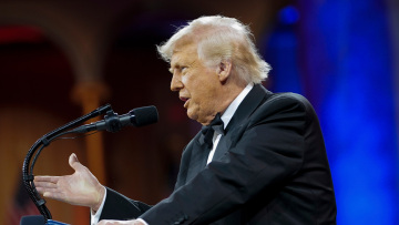 Ο Τραμπ μειώνει τους δασμούς στο 10% σε όλο τον κόσμο για 90 μέρες - Μόνο στην Κίνα τους ανέβασε στο 125%