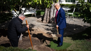 Βίντεο: Ο Τραμπ βοήθησε με ένα χρυσό φτυάρι στην αντικατάσταση της ιστορικής μανόλιας στον Λευκό Οίκο 