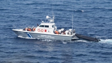 Φαρμακονήσι: 39 μετανάστες εντοπίστηκαν ζωντανοί – Βρέθηκαν και δύο σοροί γυναικών