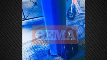 Tο σακίδιο με τον εκρηκτικό μηχανισμό, λίγο πριν την έκρηξη έξω από την Hellenic Train