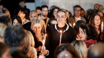 Την Ακολουθία της Αναστάσεως στην Αγία Τριάδα Καρδιανή Τήνου παρακολούθησε ο πρωθυπουργός μαζί με τη σύζυγό του 