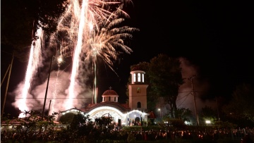 Χριστός Ανέστη: Χαρμόσυνες εικόνες σε Αθήνα, Θεσσαλονίκη, Κέρκυρα και Ναύπλιο - Βίντεο και φωτογραφίες