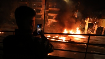 Ανάσταση με βόμβες μολότοφ στον Νέο Κόσμο - Δείτε βίντεο και φωτογραφίες 