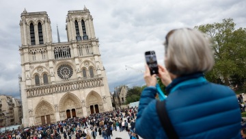 Χιλιάδες πιστοί σε όλον τον κόσμο θρηνούν για τον Πάπα Φραγκίσκο - Δείτε φωτογραφίες από κάθε γωνιά του πλανήτη