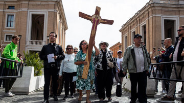 Από την Τετάρτη σε λαϊκό προσκύνημα η σορός - Χιλιάδες πιστοί στο Βατικανό