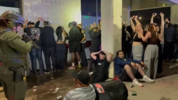 Περισσότερες από 100 συλλήψεις μεταναστών σε έφοδο σε κλαμπ στο Κολοράντο - «Συγχαρητήρια Αμερική», λέει ο Τραμπ για τις απελάσεις