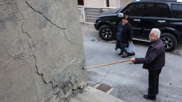 Ευρεία σύσκεψη για τις ρηγματώσεις στις Βούτες - «Χρειάζεται επιφυλακή και ψυχραιμία» λέει ο δήμαρχος Ηρακλείου 