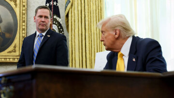 Ο Τραμπ «ξηλώνει» τον Μάικ Γουόλτς από σύμβουλο Εθνικής Ασφάλειας - Είχε βάλει δημοσιογράφο σε απόρρητη συνομιλία για την Υεμένη