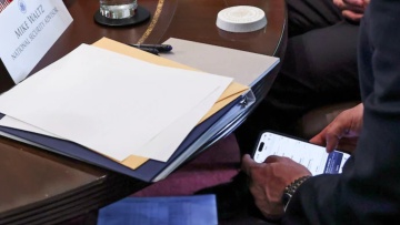 Ο Μάικ Γουόλτς χρησιμοποιούσε τροποποιημένη εφαρμογή Signal κατά τη διάρκεια συνεδρίασης του Υπουργικού Συμβουλίου 