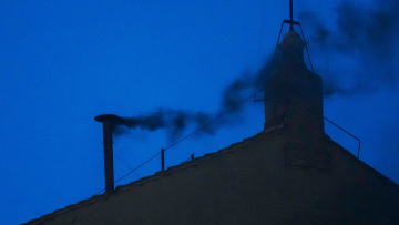 Μαύρος καπνός στην Καπέλα Σιξτίνα, δεν βγήκε... με την πρώτη νέος Πάπας - Τέσσερις ψηφοφορίες την Πέμπτη