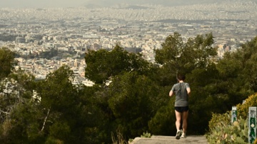 Καιρός: Κορυφώνεται σήμερα η ζέστη και η αφρικανική σκόνη, βροχές και πτώση της θερμοκρασίας από αύριο 