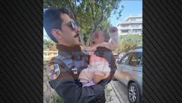 Το κουνούσα όπως τον γιο μου για να μην φοβάται, λέει ο αστυνομικός που πήρε αγκαλιά το μωρό στον Άλιμο