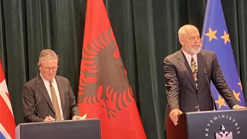 Ο Ράμα «προσγείωσε» απότομα τον Στάρμερ σε κοινές δηλώσεις στα Τίρανα για το μεταναστευτικό