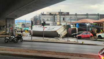 Νταλίκα έπεσε από γέφυρα της Πέτρου Ράλλη και κατέληξε στη Θηβών - Τραυματίστηκε ο οδηγός, δείτε βίντεο και φωτογραφίες