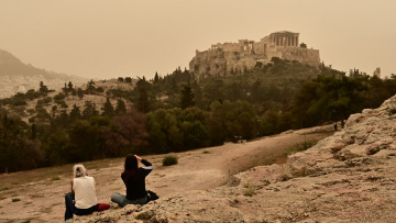 H αφρικανική σκόνη «έπνιξε» την Αθήνα και πολλές περιοχές της χώρας - Δείτε βίντεο και φωτογραφίες