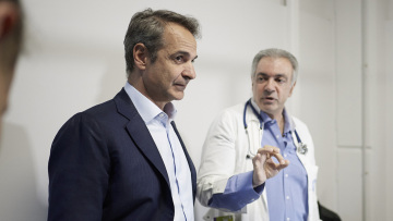 Επίσκεψη Μητσοτάκη στον Ευαγγελισμό: Ενημερώθηκε για το «βραχιολάκι» στο ΤΕΠ 