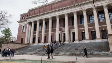 Ο Τραμπ απαγορεύει στο Χάρβαρντ τις εγγραφές ξένων φοιτητών 

