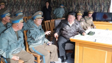 Σοβαρό ατύχημα κατά την καθέλκυση πολεμικού πλοίου στη Βόρεια Κορέα υπό το βλέμμα του Κιμ 