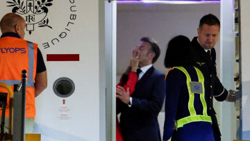 «Γιατί δεν μιλά η Μπριζίτ;» - Το επικοινωνιακό φιάσκο του Ελιζέ και η... ένοχη σιωπή της κυρίας Μακρόν για το χαστούκι στον Εμανουέλ