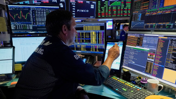 Η εκτός ορίων κόντρα Τραμπ - Μασκ βύθισε τη Wall Street - $150 δισ. έγιναν καπνός από την αξία της Tesla