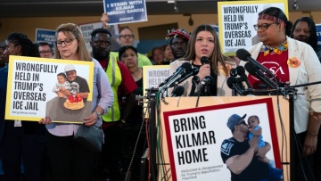 Για διακίνηση ανθρώπων, όπλων και ναρκωτικών κατηγορείται ο άνδρας που απελάθηκε κατά λάθος από τον Τραμπ