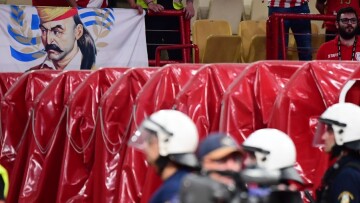 Ολυμπιακός - Παναθηναϊκός: Γέμισε ελληνικές σημαίες το ΣΕΦ - Το πανό με τον Κολοκοτρώνη και ο... ήρωας Φουρνιέ - Φωτογραφίες 