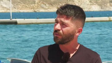 «Μακάρι σε κάποιους ανθρώπους να είναι στρωμένα όλα»: Ο Άρης Τσάπης απαντά στο ερώτημα «πώς γίνεται να δουλεύεις σερβιτόρος, ενώ έπαιζες σε σειρά»