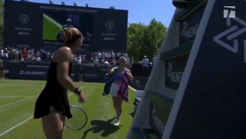 Σάκκαρη: Άγριος καυγάς μεταξύ της Ελληνίδας πρωταθλήτριας και της Πουτίντσεβα μετά το τέλος του αγώνα - Βίντεο
