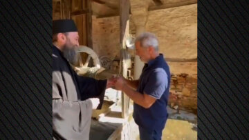 Ο Μελ Γκίμπσον στο Άγιον Όρος δέχεται αγιασμό από Ορθόδοξο μοναχό - Δείτε βίντεο