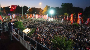 Επίθεση Οζέλ σε Ερντογάν: «Είναι αρχηγός χούντας», δήλωσε ο πρόεδρος του CHP σε συγκέντρωση υπέρ του Ιμάμογλου 