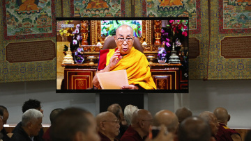 Ο Δαλάι Λάμα καλεί σε διάλογο για διαρκή ειρήνη στη Μέση Ανατολή: «Η βία γεννά μόνο περισσότερη βία»