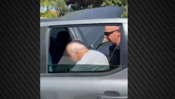 Βίντεο: Αστυνομικοί απεγκλωβίζουν ηλικιωμένο από τη φωτιά στο Πικέρμι