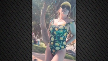 Η Άντζελα Δημητρίου απολαμβάνει το καλοκαίρι της στην πισίνα 